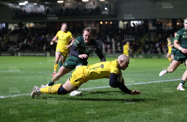 201225 - Dragons RFC v Connacht - United Rugby Championship - Jared Rosser of Dragons runs in to score a try
