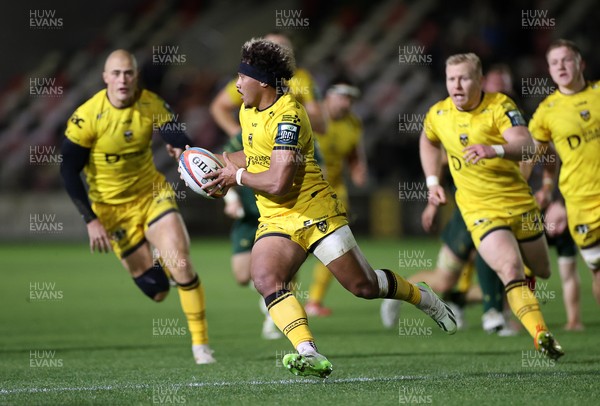 201225 - Dragons RFC v Connacht - United Rugby Championship - Fine Inisi of Dragons makes a break