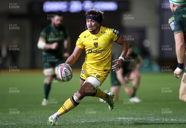 201225 - Dragons RFC v Connacht - United Rugby Championship - Fine Inisi of Dragons makes a break