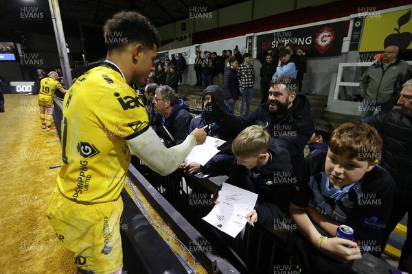 201225 - Dragons RFC v Connacht - United Rugby Championship - Rio Dyer of Dragons with fans at full time