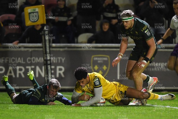201225 - Dragons RFC v Connacht - United Rugby Championship - Rio Dyer of Dragons scores a try