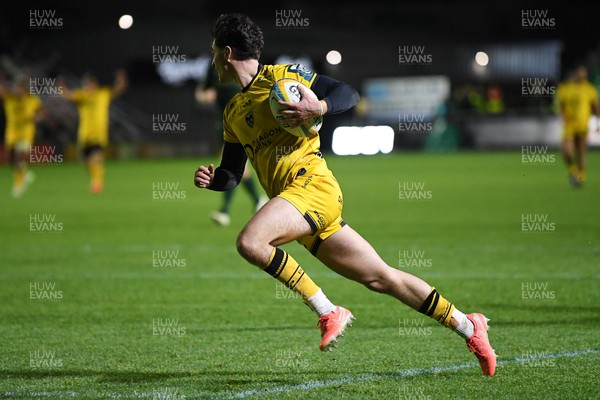 201225 - Dragons RFC v Connacht - United Rugby Championship - Che Hope of Dragons runs in to score a try