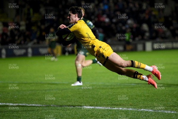 201225 - Dragons RFC v Connacht - United Rugby Championship - Che Hope of Dragons scores a try
