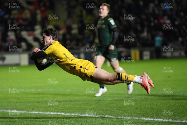 201225 - Dragons RFC v Connacht - United Rugby Championship - Che Hope of Dragons scores a try