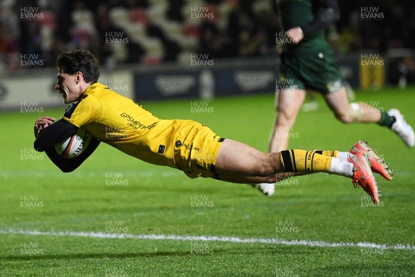 201225 - Dragons RFC v Connacht - United Rugby Championship - Che Hope of Dragons scores a try