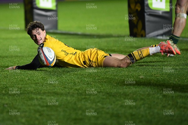 201225 - Dragons RFC v Connacht - United Rugby Championship - Che Hope of Dragons scores a try