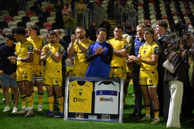 090526 - Dragons RFC v Edinburgh Rugby - United Rugby Championship - Dragons players applaud the leavers at full time