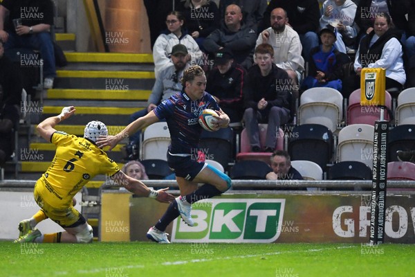 090526 - Dragons RFC v Edinburgh Rugby - United Rugby Championship - Duhan Van Der Merwe of Edinburgh runs in to score a try