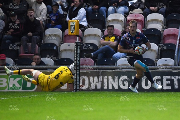090526 - Dragons RFC v Edinburgh Rugby - United Rugby Championship - Duhan Van Der Merwe of Edinburgh runs in to score a try