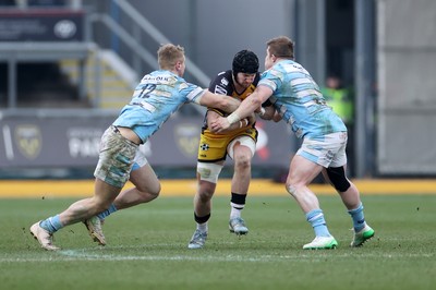 160225 - Dragons RFC v Glasgow Warriors - United Rugby Championship - Evan Minto of Dragons is tackled by Duncan Munn and Johnny Matthews of Glasgow 