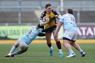 160225 - Dragons RFC v Glasgow Warriors - United Rugby Championship - Harry Wilson of Dragons is tackled by Ollie Smith and Patrick Schickerling of Glasgow 