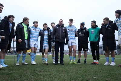 160225 - Dragons RFC v Glasgow Warriors - United Rugby Championship - Glasgow Head Coach Franco Smith speaks in the Glasgow team huddle at full time