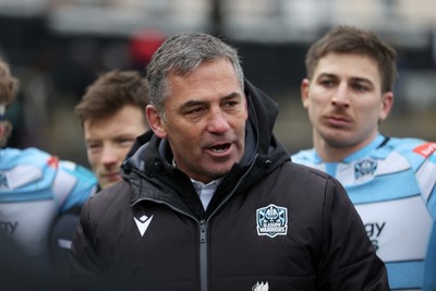 160225 - Dragons RFC v Glasgow Warriors - United Rugby Championship - Glasgow Head Coach Franco Smith speaks in the Glasgow team huddle at full time