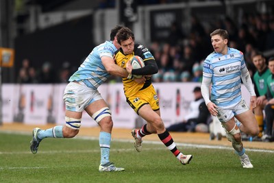 160225 - Dragons RFC v Glasgow Warriors - United Rugby Championship - Lloyd Evans of Dragons is challenged by Duncan Weir of Glasgow Warriors