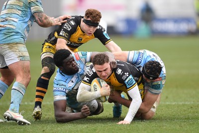 160225 - Dragons RFC v Glasgow Warriors - United Rugby Championship - Harry Wilson of Dragons is challenged by Jare Oguntibeju of Glasgow Warriors 