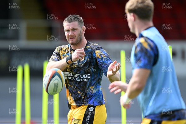 050926 - Dragons RFC v Hartpury, Preseason Friendly - Dragons players warm up