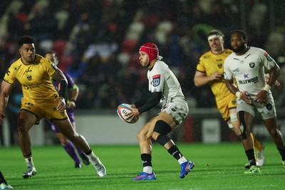 031025 - Dragons RFC v Hollywoodbets Sharks, United Rugby Championship - Edwill van der Merwe of Hollywoodbets Sharks charges forward