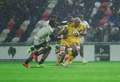 031025 - Dragons RFC v Hollywoodbets Sharks, United Rugby Championship - Fine Inisi of Dragons looks to break away