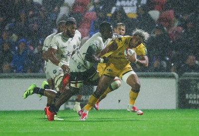 031025 - Dragons RFC v Hollywoodbets Sharks, United Rugby Championship - Fine Inisi of Dragons looks to break away