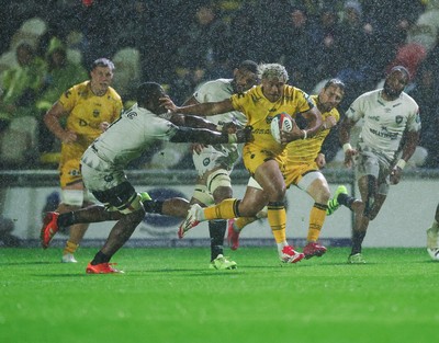 031025 - Dragons RFC v Hollywoodbets Sharks, United Rugby Championship - Fine Inisi of Dragons looks to break away
