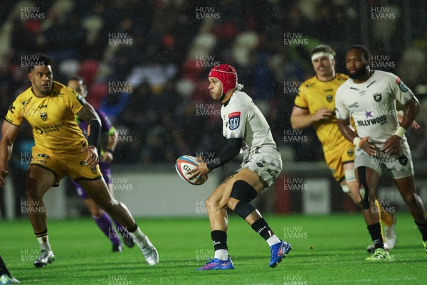 031025 - Dragons RFC v Hollywoodbets Sharks, United Rugby Championship - Edwill van der Merwe of Hollywoodbets Sharks charges forward