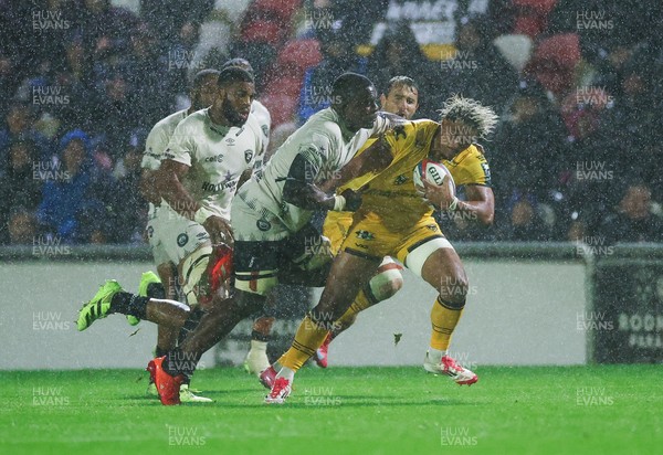 031025 - Dragons RFC v Hollywoodbets Sharks, United Rugby Championship - Fine Inisi of Dragons looks to break away