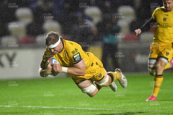 031025 - Dragons RFC v Hollywoodbets Sharks - United Rugby Championship - Aaron Wainwright of Dragons scores a try