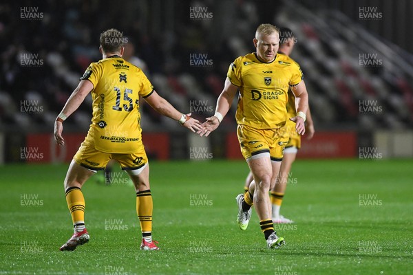 031025 - Dragons RFC v Hollywoodbets Sharks - United Rugby Championship - Tinus De Beer of Dragons is congratulated by Angus O'Brien of Dragons after he kicks a penalty to equalise the match