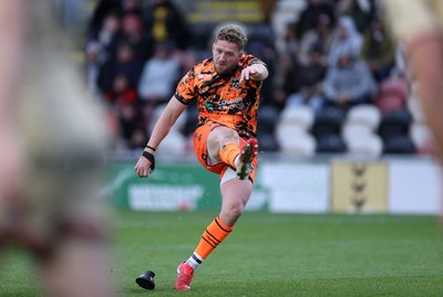 141225 - Dragons RFC v Lyon Olympique Universitaire - European Rugby Challenge Cup - Angus O�Brien of Dragons kicks a penalty