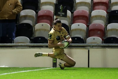 141225 - Dragons RFC v Lyon Olympique Universitaire - European Rugby Challenge Cup - Arthur Mathiron of Lyon scores a try