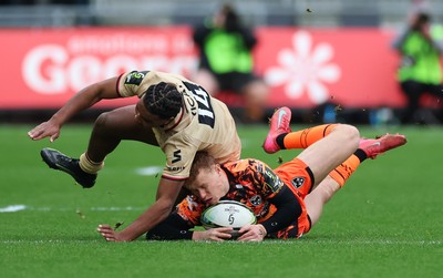 141225 - Dragons RFC v Lyon Olympique Universitaire, EPCR Challenge Cup - David Richards of Dragons and Dorian Diabou of Lyon compete for the ball