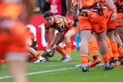 141225 - Dragons RFC v Lyon Olympique Universitaire, EPCR Challenge Cup - Niall Amstrong of Dragons feeds the ball out
