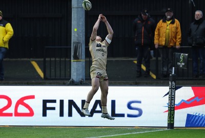 141225 - Dragons RFC v Lyon Olympique Universitaire, EPCR Challenge Cup - Arthur Mathiron of Lyon fails to take the cross field kick and score