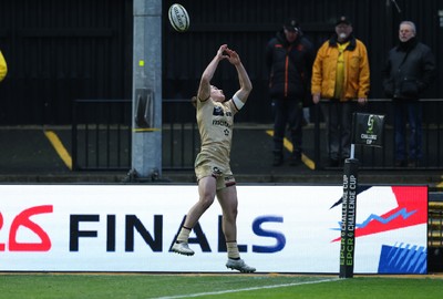 141225 - Dragons RFC v Lyon Olympique Universitaire, EPCR Challenge Cup - Arthur Mathiron of Lyon fails to take the cross field kick and score