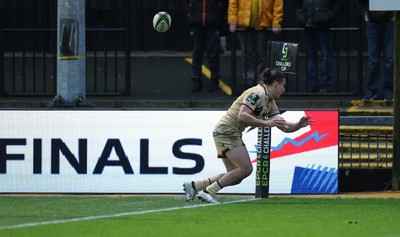 141225 - Dragons RFC v Lyon Olympique Universitaire, EPCR Challenge Cup - Arthur Mathiron of Lyon fails to take the cross field kick and score