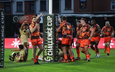 141225 - Dragons RFC v Lyon Olympique Universitaire, EPCR Challenge Cup - Janse Roux of Lyon scores the opening try