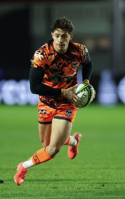 141225 - Dragons RFC v Lyon Olympique Universitaire, EPCR Challenge Cup - Che Hope of Dragons breaks away