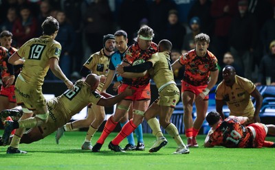 141225 - Dragons RFC v Lyon Olympique Universitaire, EPCR Challenge Cup - Aaron Wainwright of Dragons drives for the line