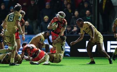 141225 - Dragons RFC v Lyon Olympique Universitaire, EPCR Challenge Cup - Aaron Wainwright of Dragons drives for the line