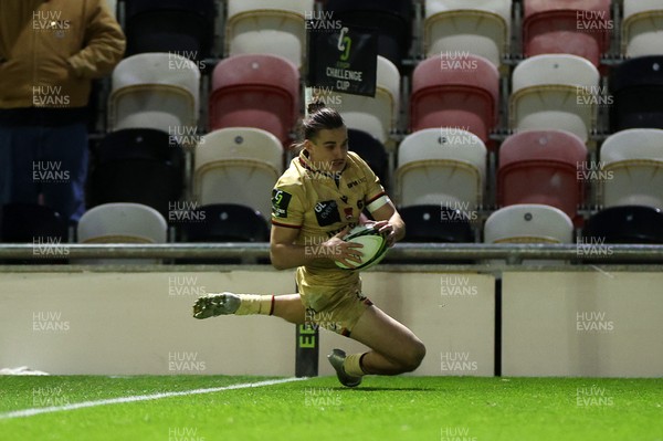 141225 - Dragons RFC v Lyon Olympique Universitaire - European Rugby Challenge Cup - Arthur Mathiron of Lyon scores a try