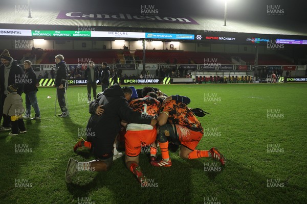 141225 - Dragons RFC v Lyon Olympique Universitaire - European Rugby Challenge Cup - Players and staff pray