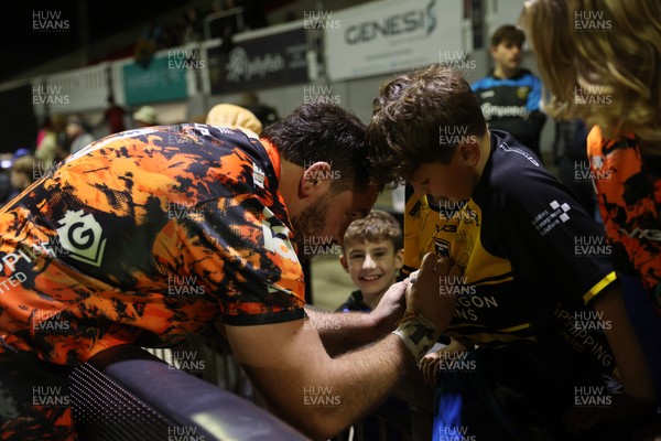141225 - Dragons RFC v Lyon Olympique Universitaire - European Rugby Challenge Cup - Robert Hunt of Dragons with fans at full time