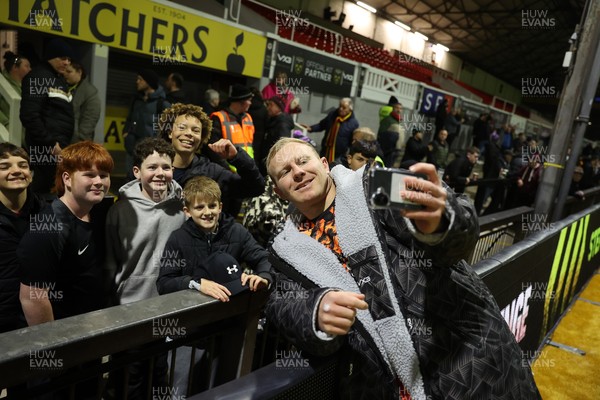 141225 - Dragons RFC v Lyon Olympique Universitaire - European Rugby Challenge Cup - Tinus de Beer of Dragons with fans at full time