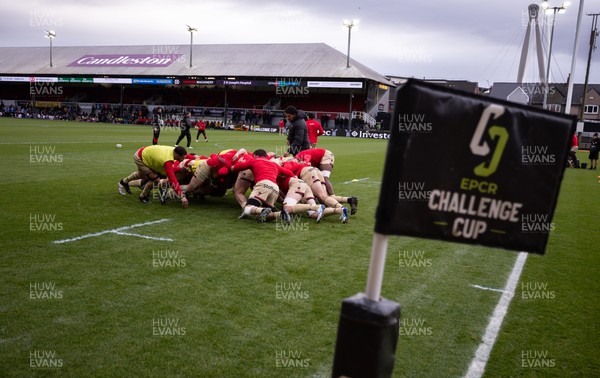 141225 - Dragons RFC v Lyon Olympique Universitaire, EPCR Challenge Cup - Lyon warm up ahead of the match