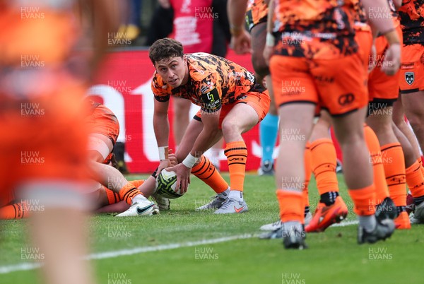 141225 - Dragons RFC v Lyon Olympique Universitaire, EPCR Challenge Cup - Niall Amstrong of Dragons feeds the ball out