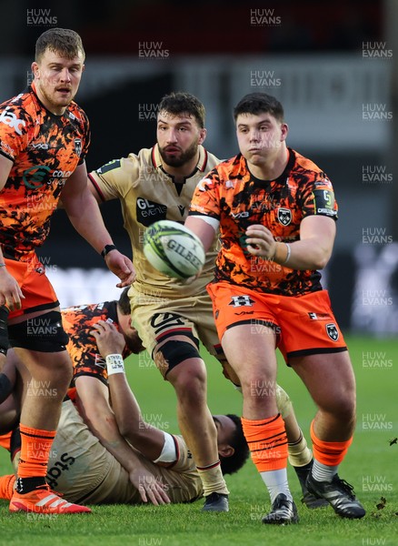 141225 - Dragons RFC v Lyon Olympique Universitaire, EPCR Challenge Cup - Oli Burrows of Dragons pass the ball out