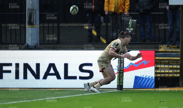 141225 - Dragons RFC v Lyon Olympique Universitaire, EPCR Challenge Cup - Arthur Mathiron of Lyon fails to take the cross field kick and score