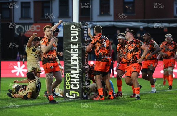 141225 - Dragons RFC v Lyon Olympique Universitaire, EPCR Challenge Cup - Janse Roux of Lyon scores the opening try