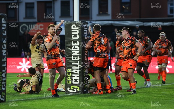 141225 - Dragons RFC v Lyon Olympique Universitaire, EPCR Challenge Cup - Janse Roux of Lyon scores the opening try