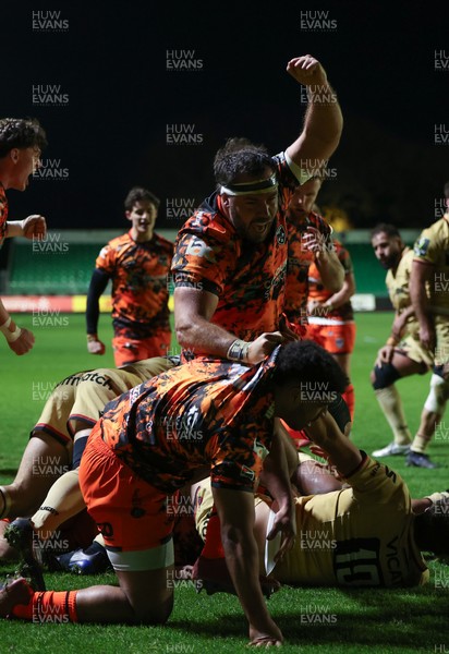 141225 - Dragons RFC v Lyon Olympique Universitaire, EPCR Challenge Cup - Robert Hunt of Dragons celebrates as the Dragons power over for Harri Keddie of Dragons to score try
